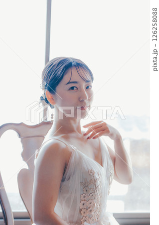 ウェディングドレスに身を包む女性｜結婚準備のワンシーン 126258088