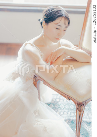 柔らかな光に包まれたドレス姿の女性|講座・広告・表紙に最適 柔らかな光に包まれたドレス姿の女性|講座・広告・表紙に最適 126258132