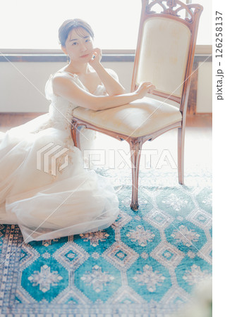 柔らかな光に包まれたドレス姿の女性｜講座・広告・表紙に最適 126258137