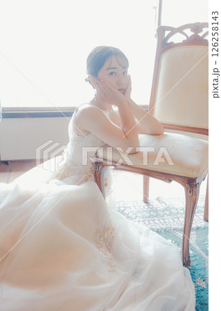 柔らかな光に包まれたドレス姿の女性｜講座・広告・表紙に最適 126258143