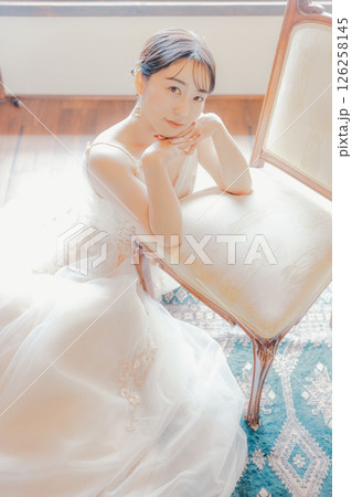 柔らかな光に包まれたドレス姿の女性|講座・広告・表紙に最適 柔らかな光に包まれたドレス姿の女性|講座・広告・表紙に最適 126258145