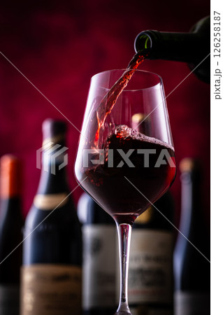ワイングラスに赤ワインを注ぐ  126258187