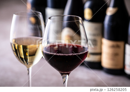 レストランでワインを飲む  126258205