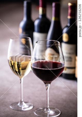 レストランでワインを飲む  126258206