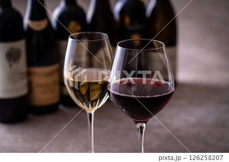 レストランでワインを飲む
レストランでワインを飲む
126258207