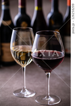 レストランでワインを飲む  126258209