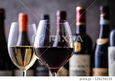 レストランでワインを飲む
レストランでワインを飲む
126258216