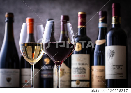 レストランでワインを飲む  126258217