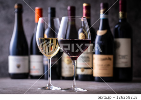 レストランでワインを飲む
レストランでワインを飲む
126258218