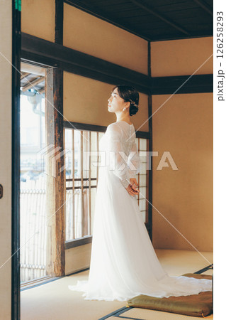 和室で立つウェディングドレス姿の女性の横顔ポートレート 126258293