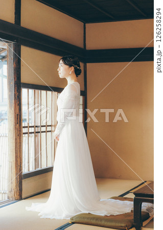 和室で立つウェディングドレス姿の女性の横顔ポートレート 126258294