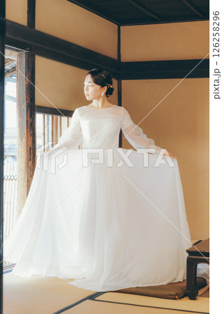 和室で立つウェディングドレス姿の女性の横顔ポートレート 126258296