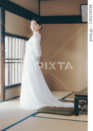 和室で立つウェディングドレス姿の女性の横顔ポートレート 126258298