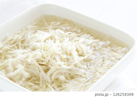 水で戻した切り干し大根 126258309