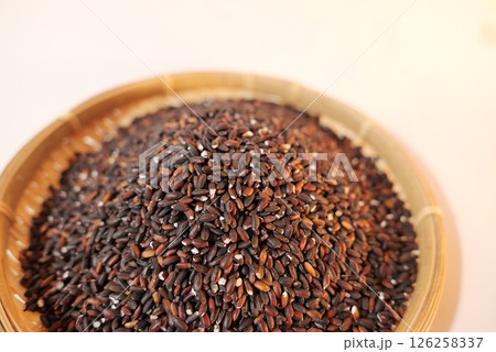 丸いザルの上にのせられた黒米の写真 126258337