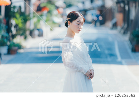 伝統的な町並みに立つウェディングドレス姿の女性のポートレート 126258362