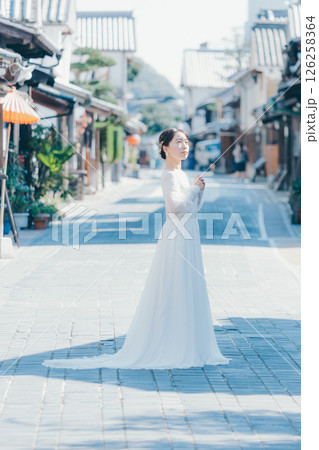 伝統的な町並みに立つウェディングドレス姿の女性のポートレート 126258364