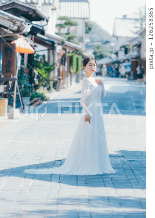 伝統的な町並みに立つウェディングドレス姿の女性のポートレート 126258365