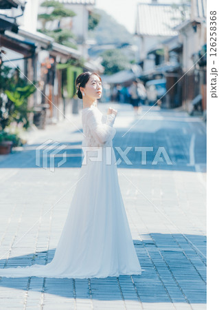 伝統的な町並みに立つウェディングドレス姿の女性のポートレート 126258368