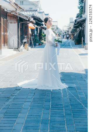 伝統的な町並みに立つウェディングドレス姿の女性のポートレート 伝統的な町並みに立つウェディングドレス姿の女性のポートレート 126258374