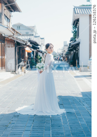 伝統的な町並みに立つウェディングドレス姿の女性のポートレート 126258376