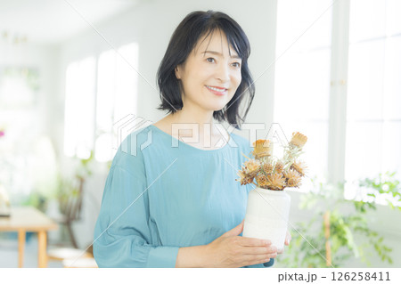 花瓶を持つミドル女性 126258411