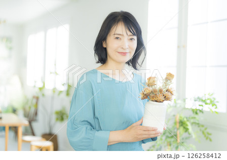 花瓶を持つミドル女性 126258412