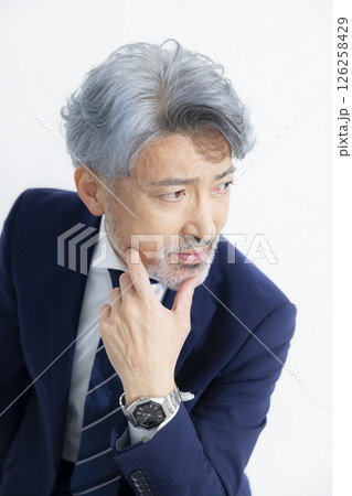 スーツのイケオジ　 126258429