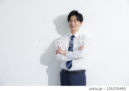 日差しを浴びるビジネスマン　 　  126258460