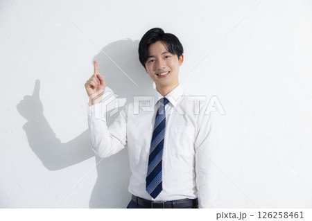 日差しを浴びるビジネスマン　 　  126258461