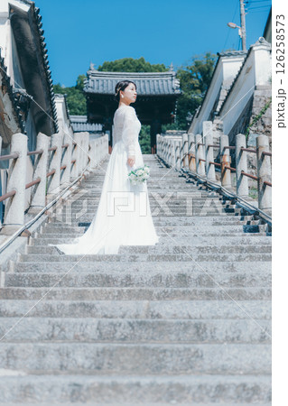 石段の上に立つウェディングドレス姿の女性 126258573