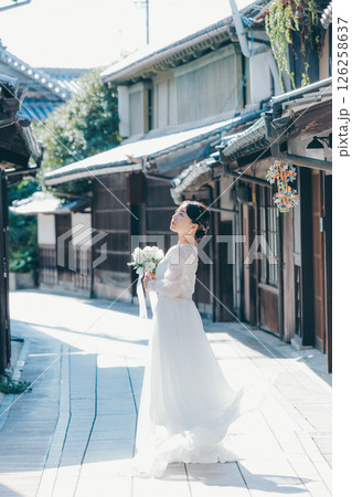 古い町並みで白いウェディングドレスを着た女性が振り返るポートレート 126258637