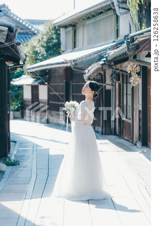 古い町並みで白いウェディングドレスを着た女性が振り返るポートレート 古い町並みで白いウェディングドレスを着た女性が振り返るポートレート 126258638