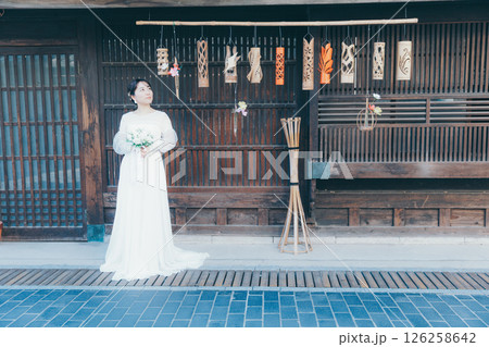 古い町並みで白いウェディングドレスを着た女性が振り返るポートレート 126258642
