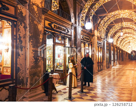 イタリア•ヴェネツィア、世界最古のカフェ•フローリアンとカーニバル仮装の人たち イタリア•ヴェネツィア、世界最古のカフェ•フローリアンとカーニバル仮装の人たち 126258712