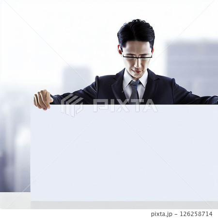 日本人男サラリーマン！20代、30代、40代が白い紙を持つ 126258714