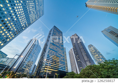 「東京都」新宿ビル群と夕景の風景 126258817