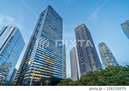 「東京都」新宿ビル群と夕景の風景　西新宿 126258879