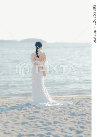 柔らかな光に包まれたブライダルポートレート 126258898