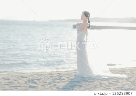 柔らかな光に包まれたブライダルポートレート 126258907