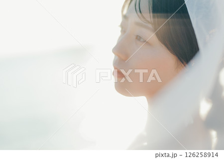 柔らかな光に包まれたブライダルポートレート 126258914