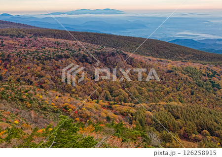安達太良山稜線から望む紅葉と蔵王連峰 126258915