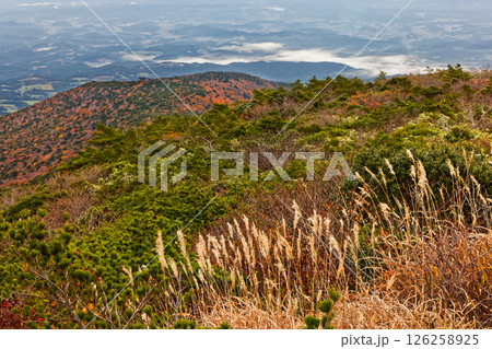 安達太良山山頂から見る紅葉の山肌と二本松方面の眺め 126258925