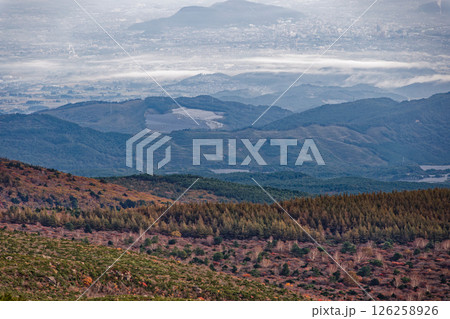 安達太良山中腹から望む紅葉の山肌と福島市方面の街並み 126258926