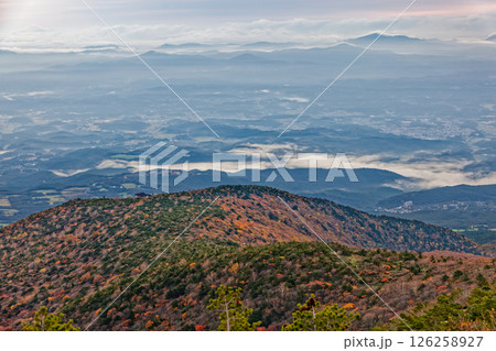安達太良山山頂から見る紅葉の山肌と二本松方面の眺め 126258927