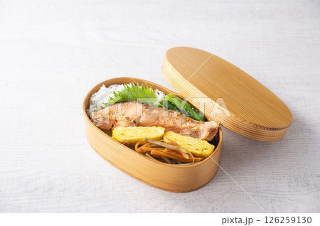 曲げわっぱ弁当　鮭弁当 126259130