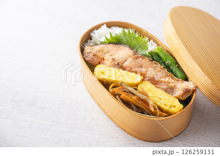 曲げわっぱ弁当　鮭弁当 126259131
