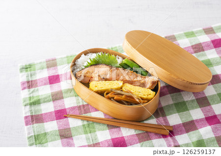 曲げわっぱ弁当　鮭弁当 126259137