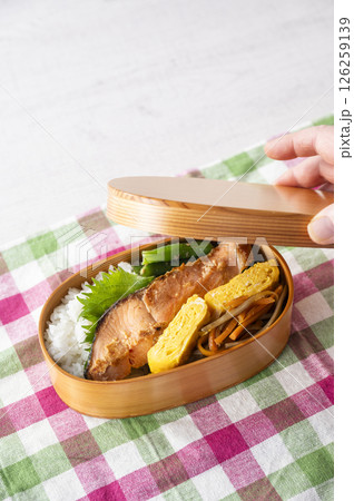 曲げわっぱ弁当 鮭弁当 曲げわっぱ弁当 鮭弁当 126259139
