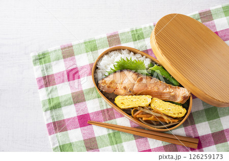 曲げわっぱ弁当 鮭弁当 曲げわっぱ弁当 鮭弁当 126259173